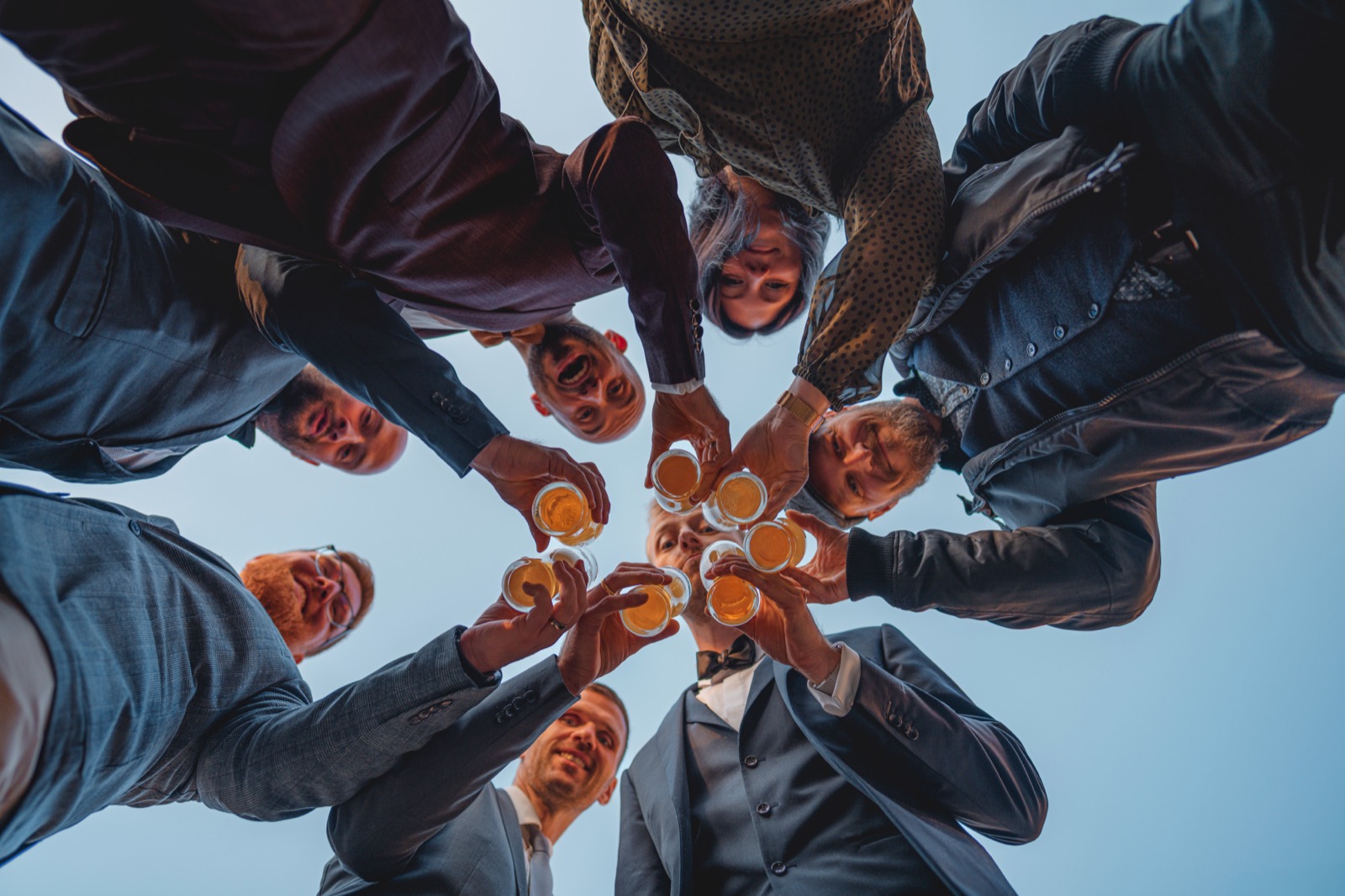 Anne & Alex – Anstoßen mit Freunden von unten fotografiert