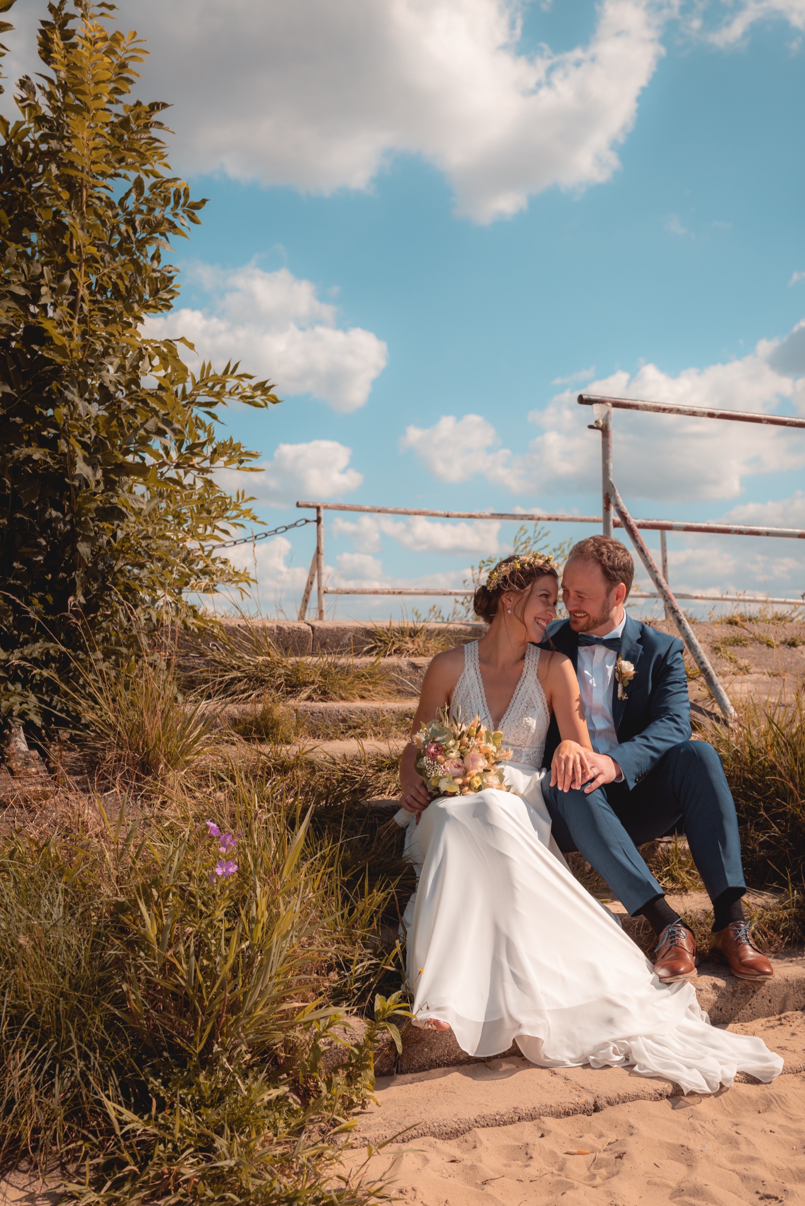 Brautpaar Stirn an Stirn im intimen Moment