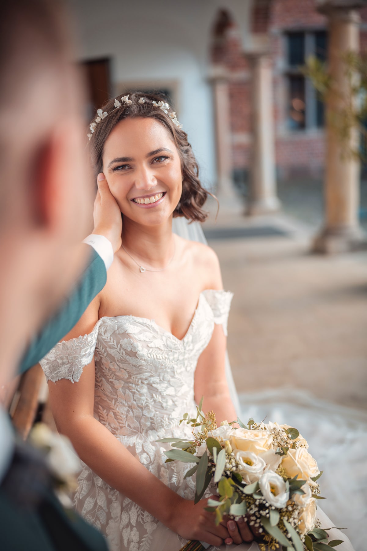 Bräutigam streichelt der Braut zärtlich die Wange