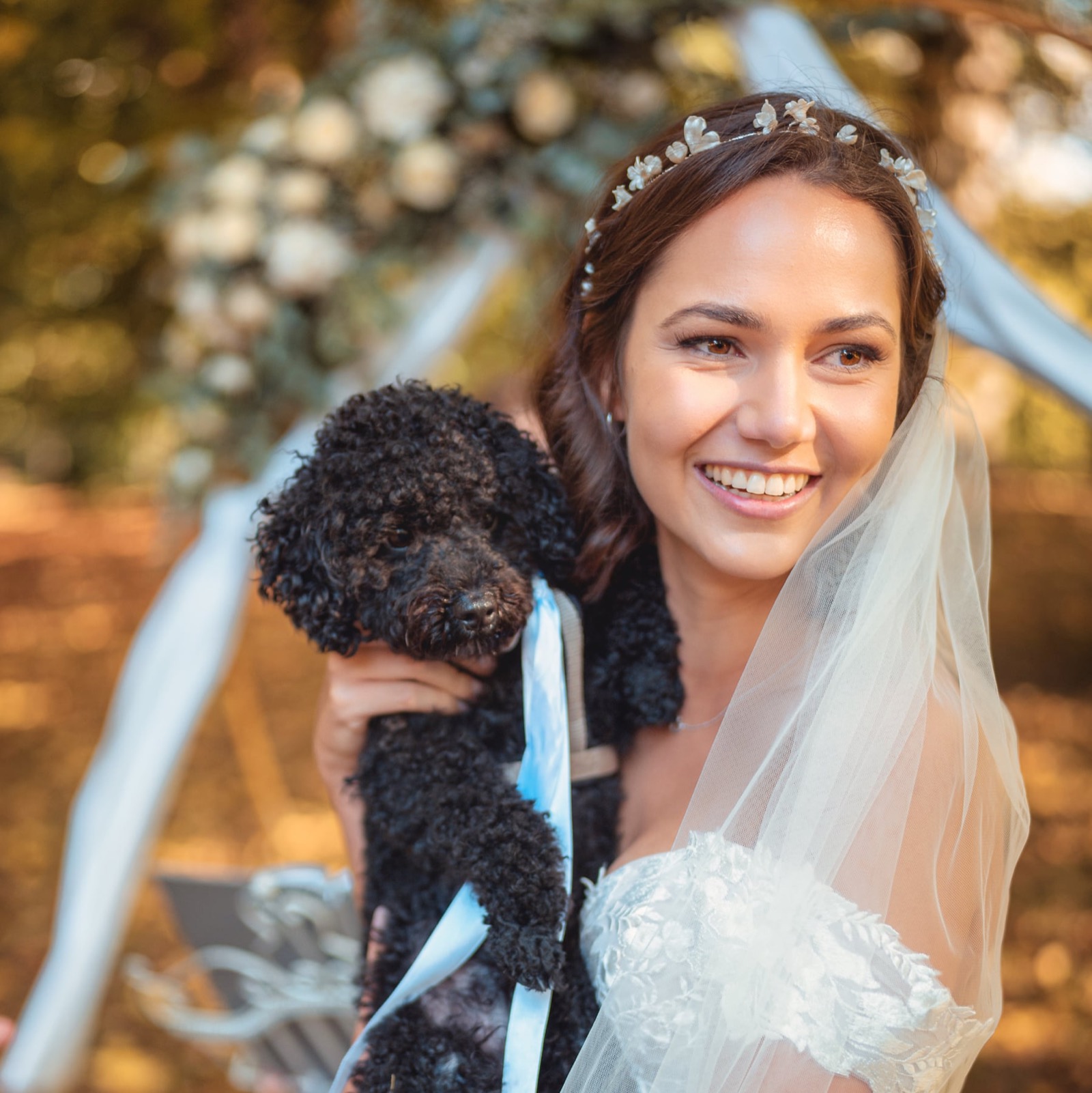 Braut mit Hund am Hochzeitstag