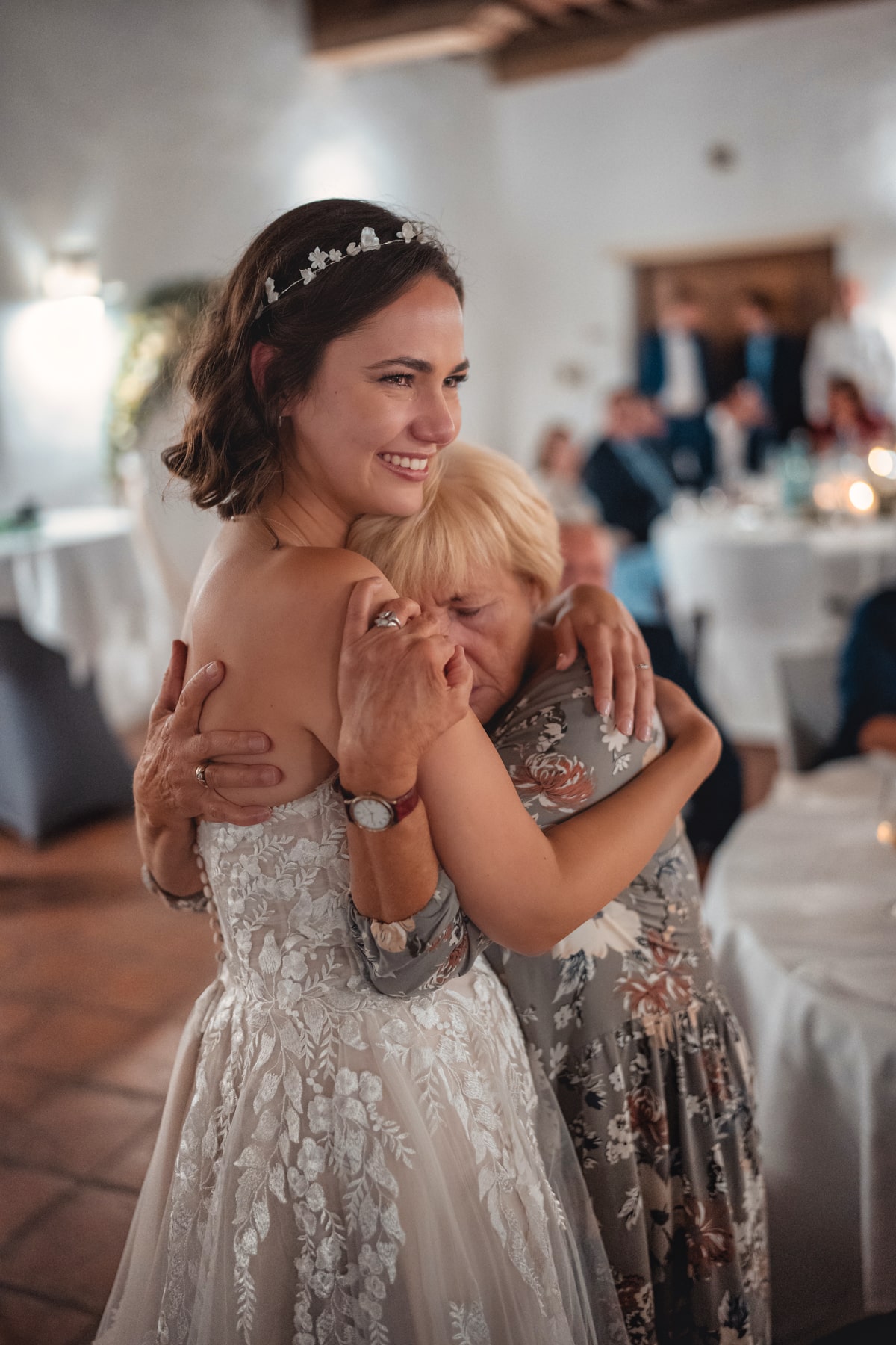 Emotionale Umarmung zwischen Braut und Großmutter