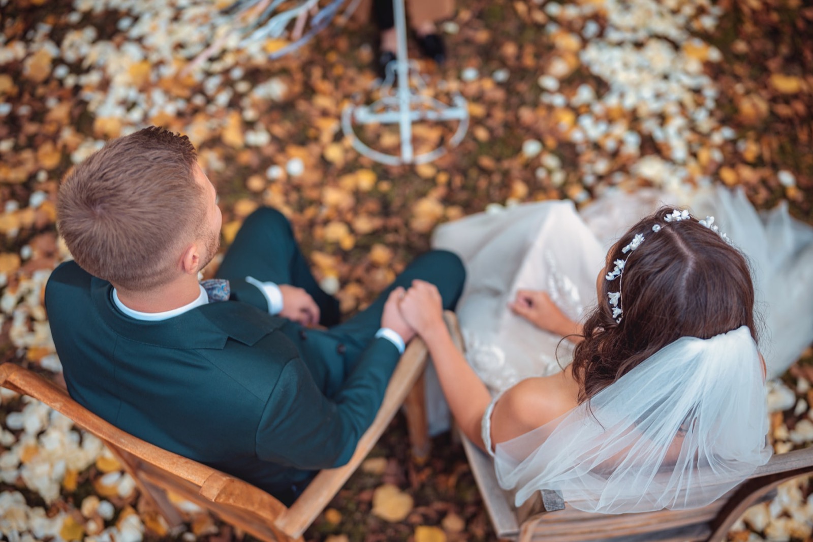 Brautpaar vorm Altar von oben fotografiert im Herbstlaub