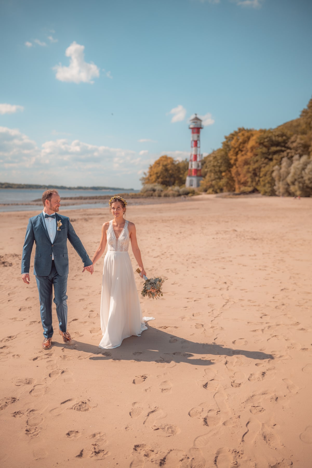 Brautpaar am Elbstrand mit Leuchtturm Hamburg