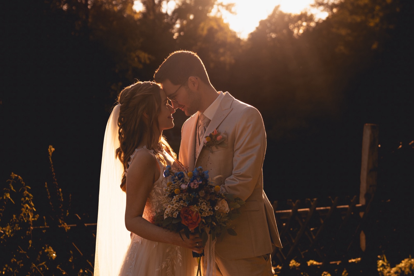 Brautpaar im Gegenlicht bei Golden Hour am Abend