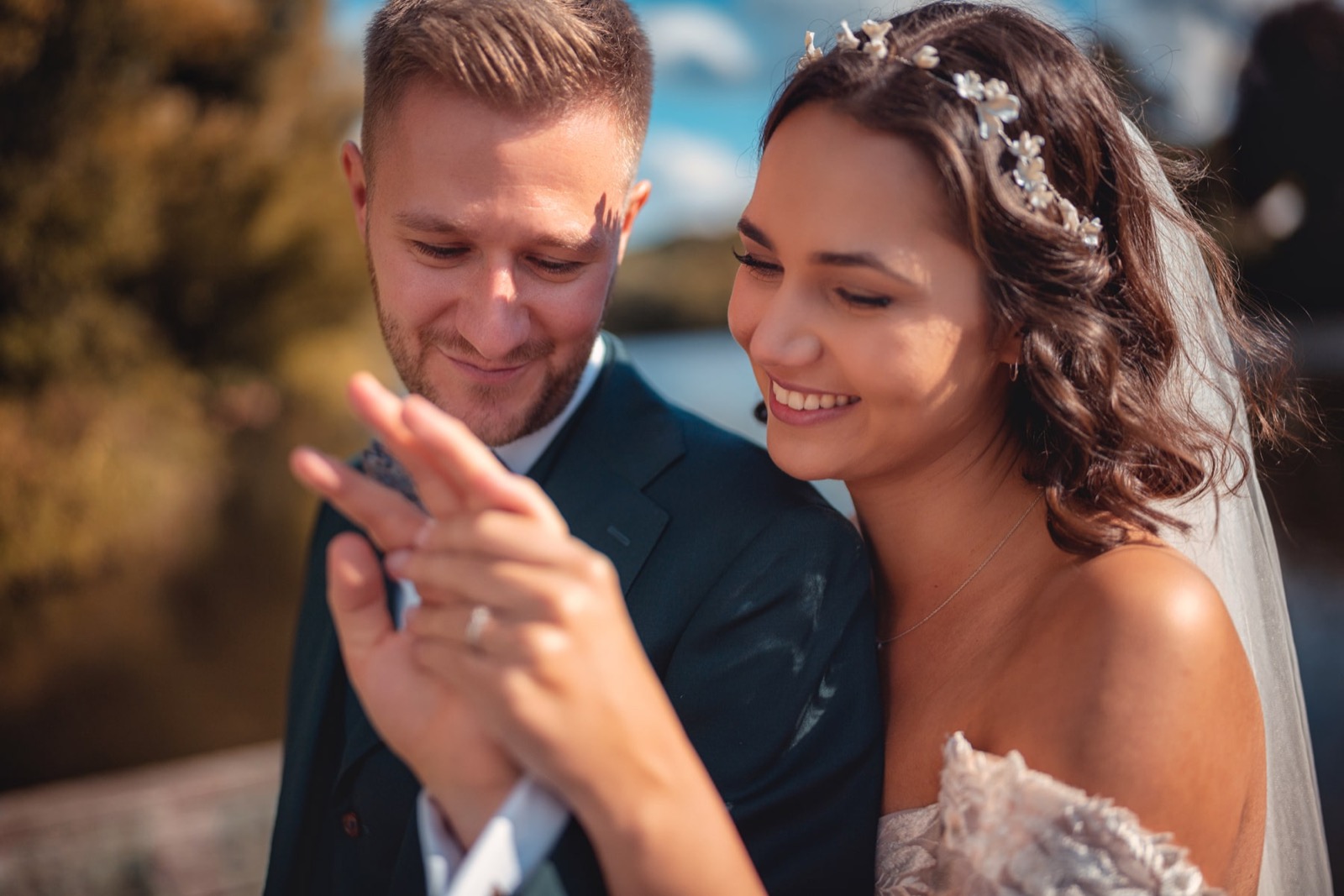 Detailaufnahme der Eheringe am Hochzeitstag