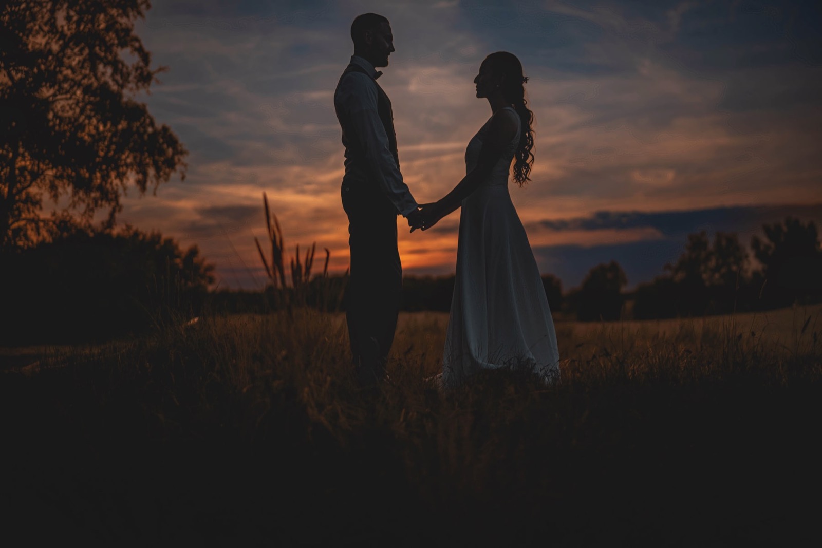 Silhouette des Brautpaares im Sonnenuntergang