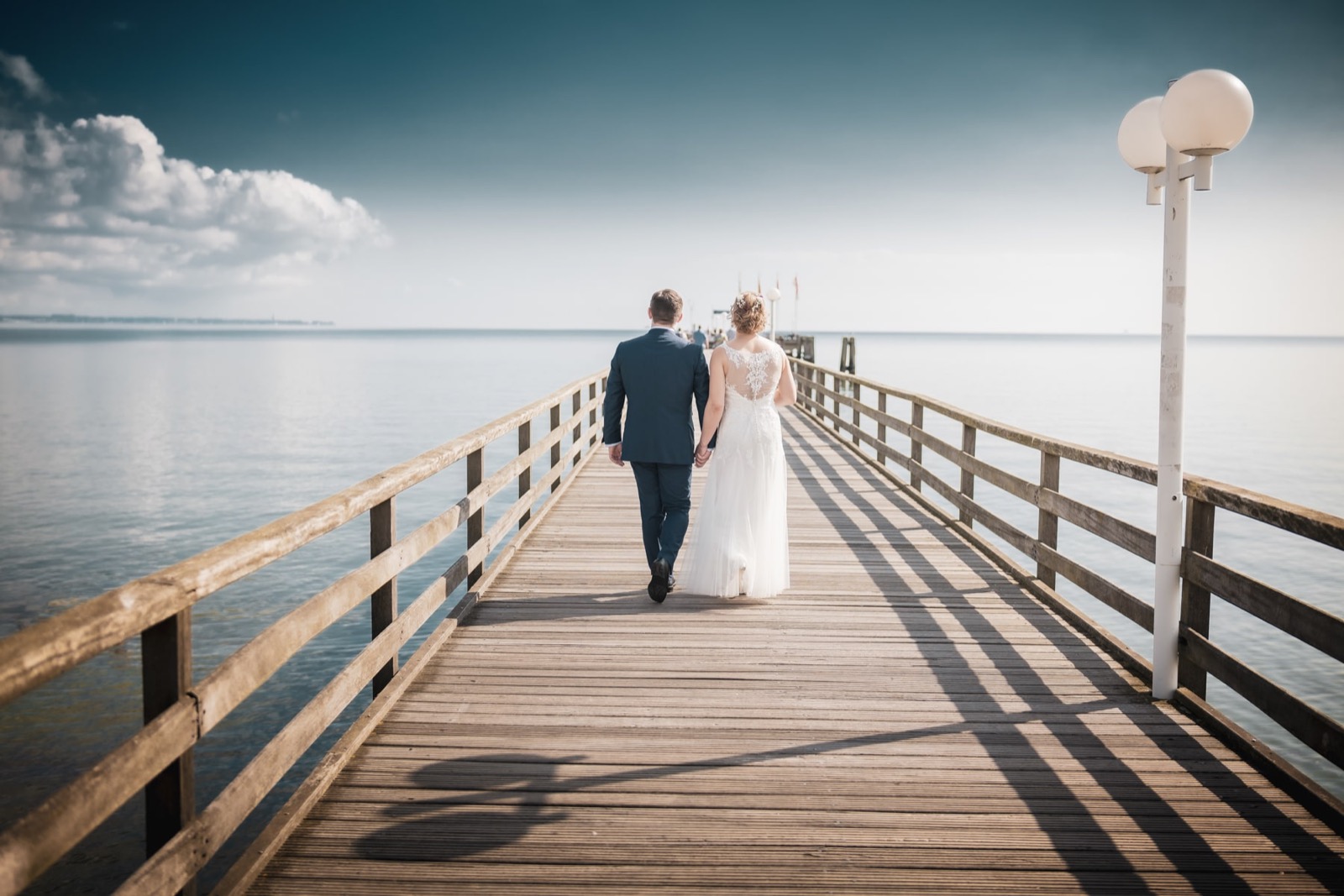 Brautpaar beim Spaziergang im Park