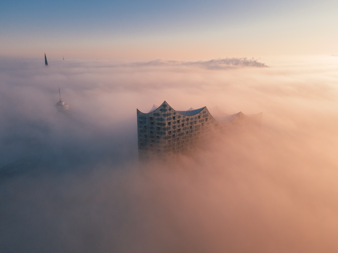 Elbphilharmonie Hamburg im Morgennebel – Kunstdruck von thePhilograph