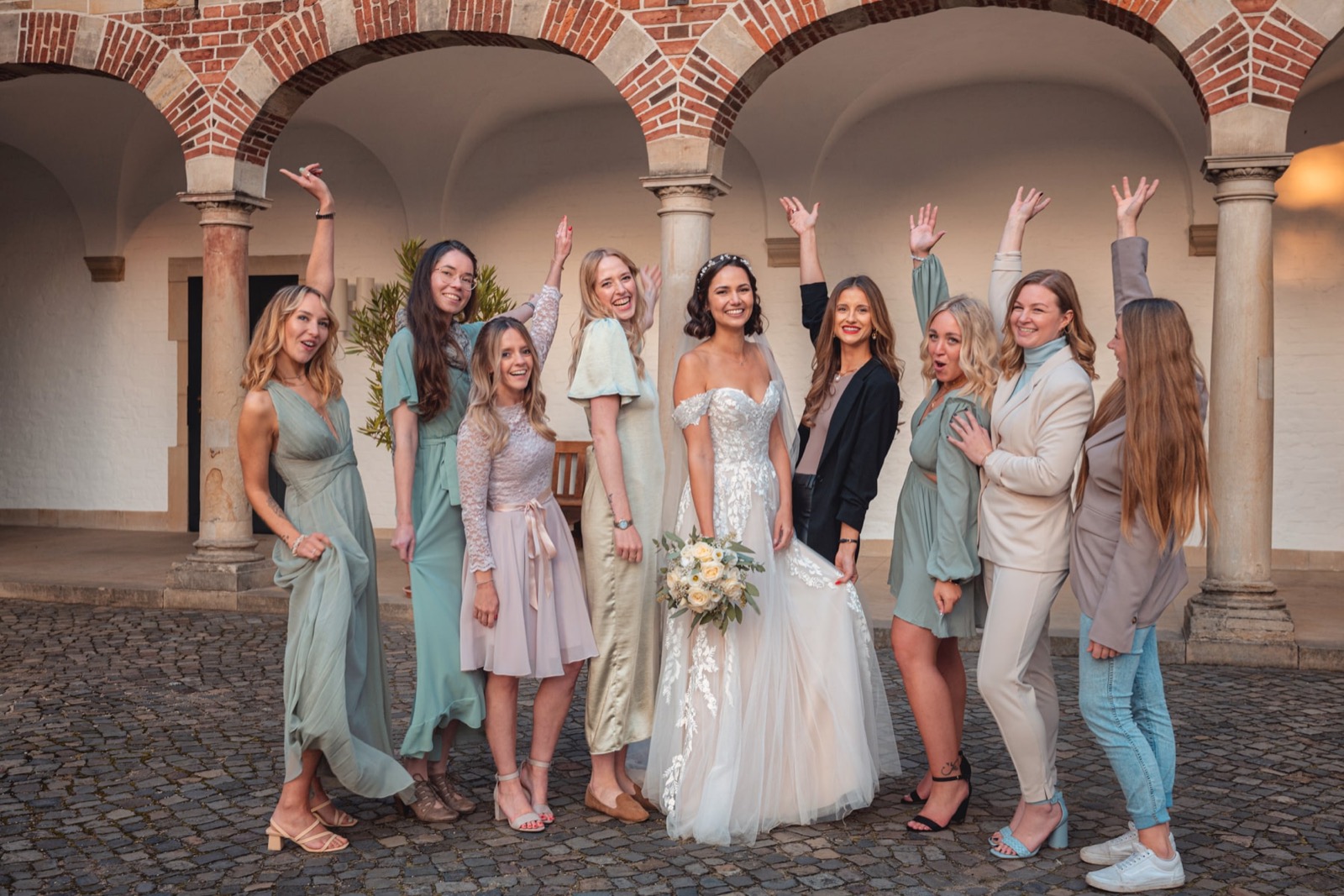 Gruppenfoto mit Brautjungfern bei der Hochzeit