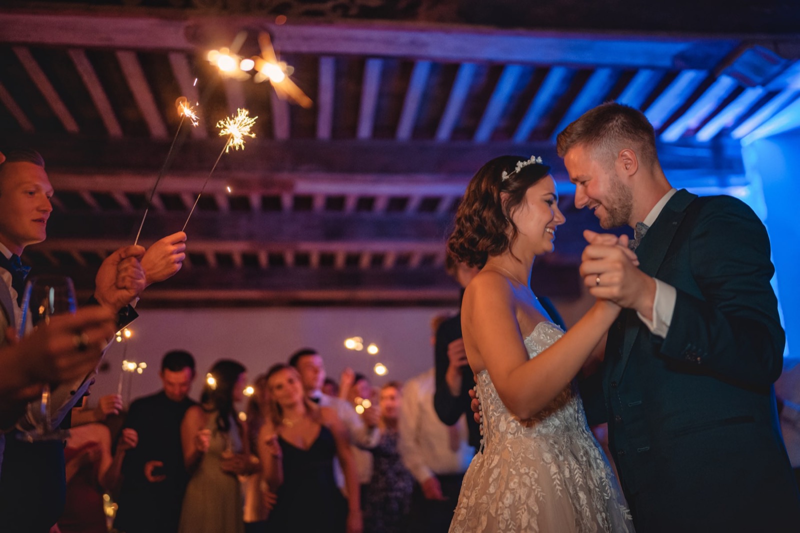 Romantischer Hochzeitstanz des Brautpaares