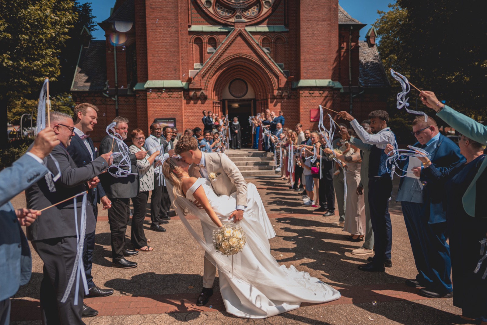 Josi & Luke – Auszug aus der Kirche