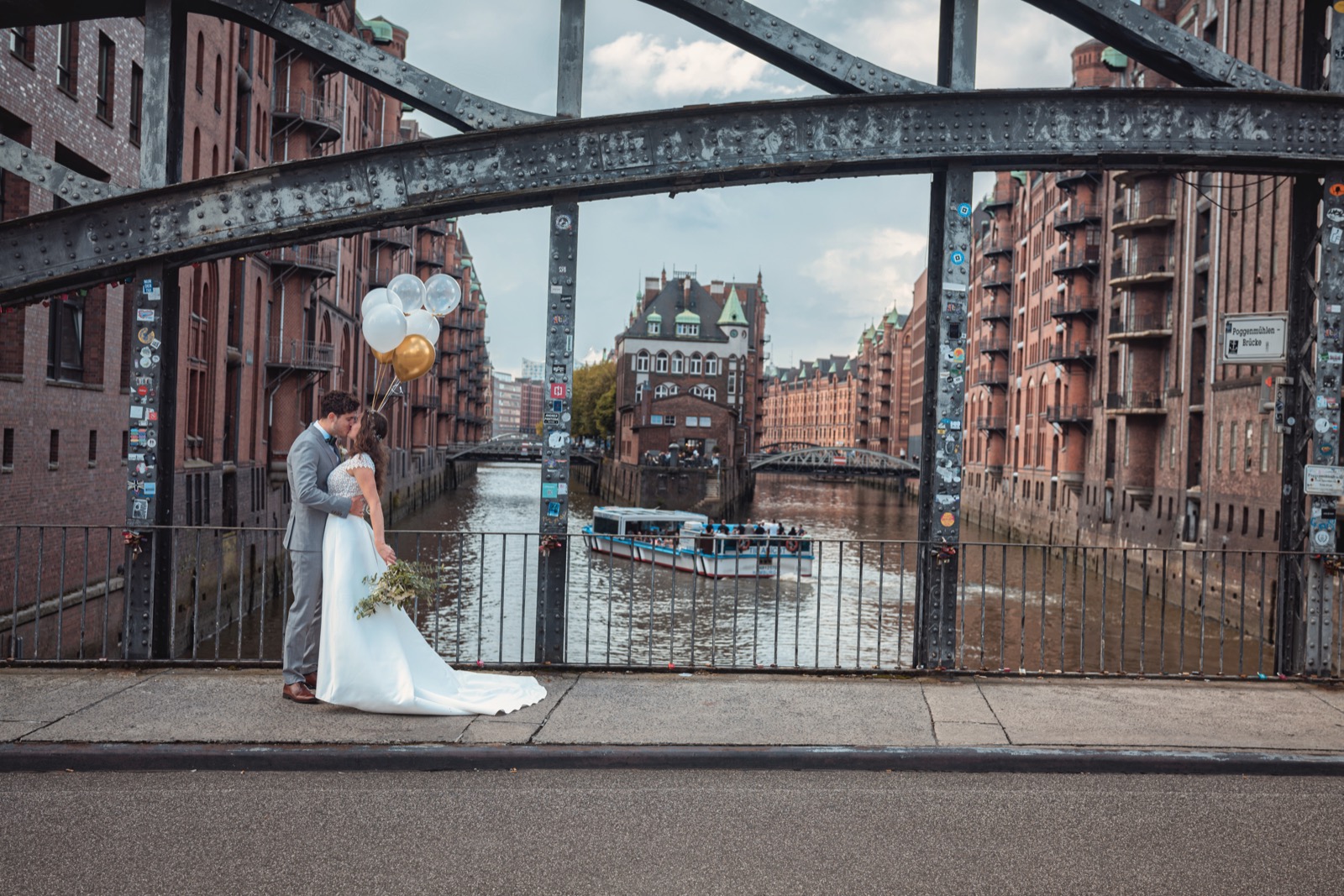 Brautpaar in der Speicherstadt Hamburg – Geheimtipp Foto-Spots für Hochzeitsfotos