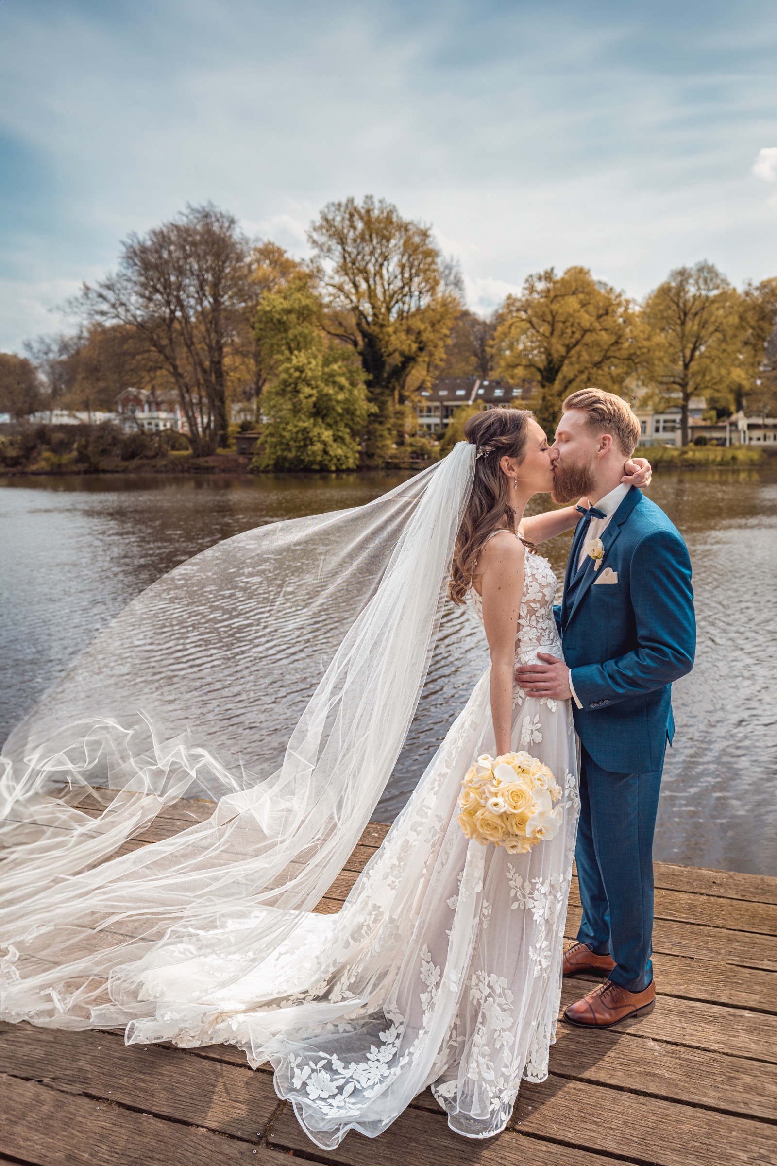 Alina und Timo – Brautpaar im Gegenlicht am See