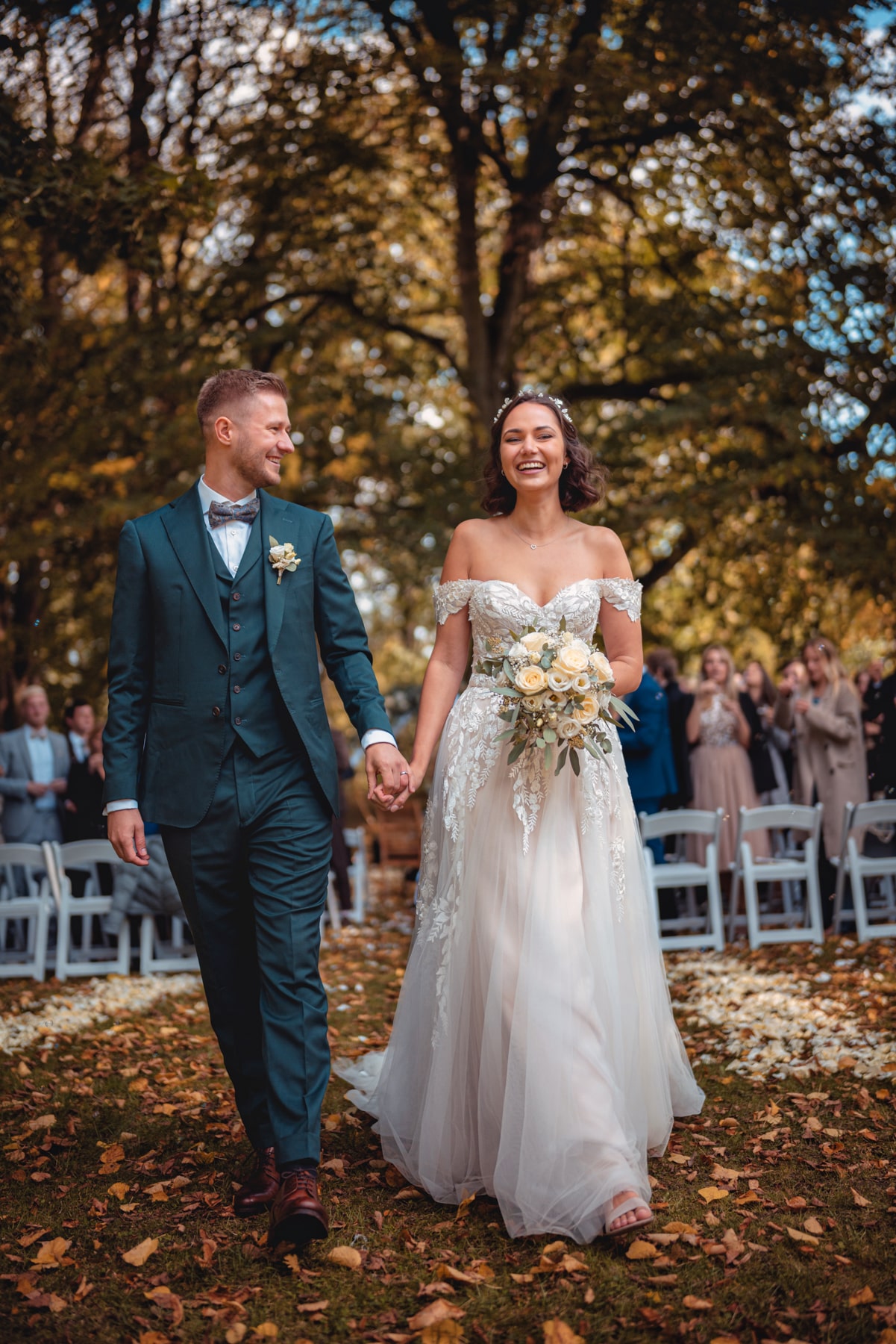 Jubelnder Auszug nach der freien Trauung