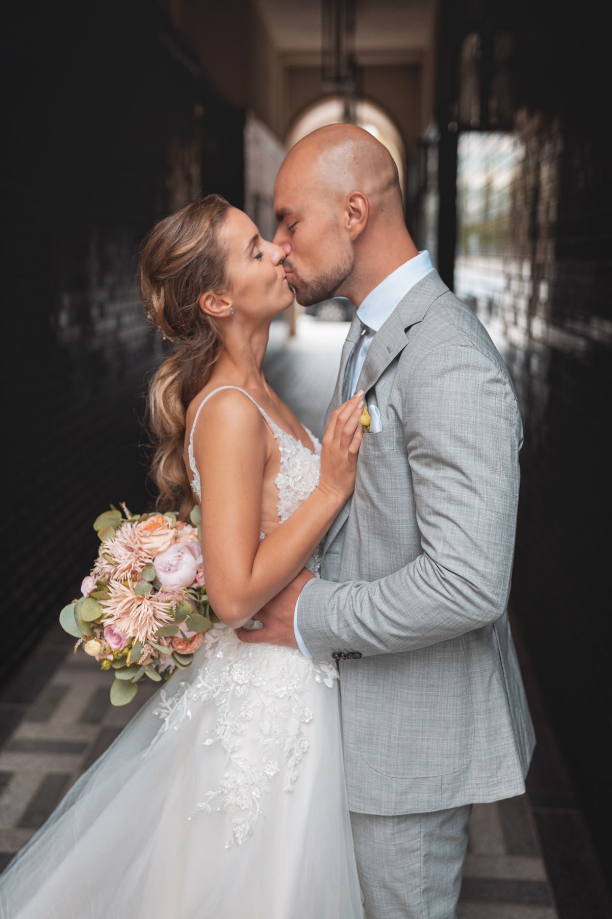 Brautpaar Kuss Ganzkörper – Hochzeitsfotografie Hamburg