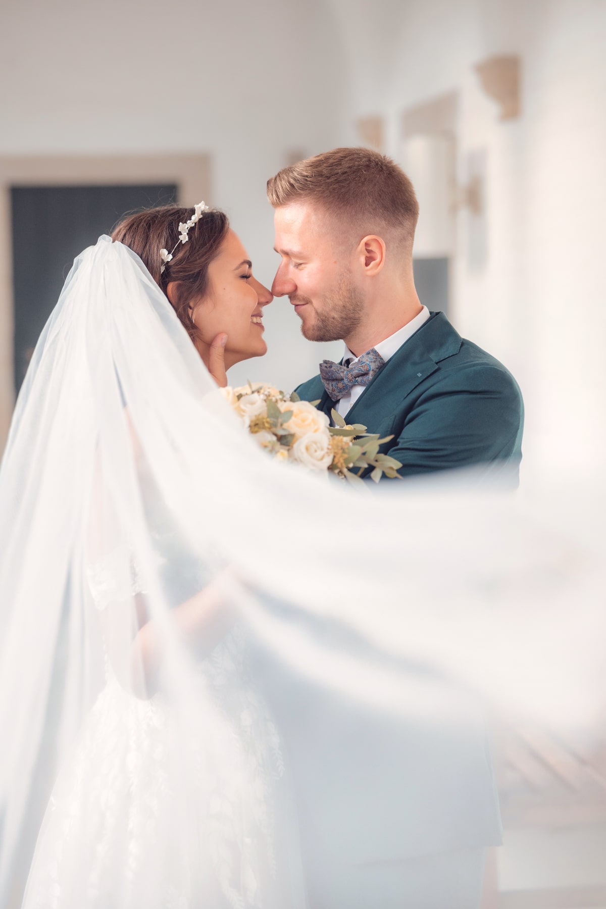 Brautpaar mit wehendem Schleier im Wind