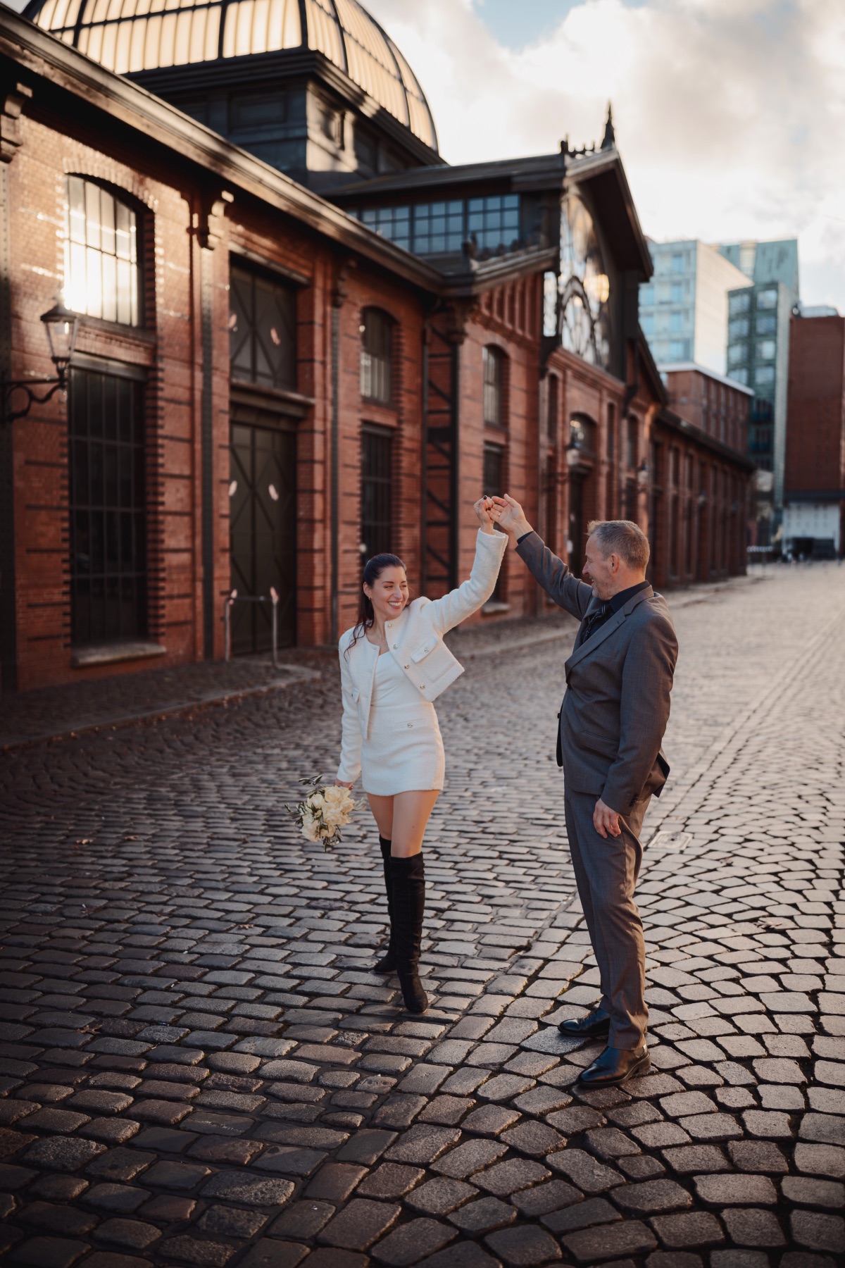 Brautpaar tanzt an der Fischauktionshalle – Hochzeitsfotograf Hamburg