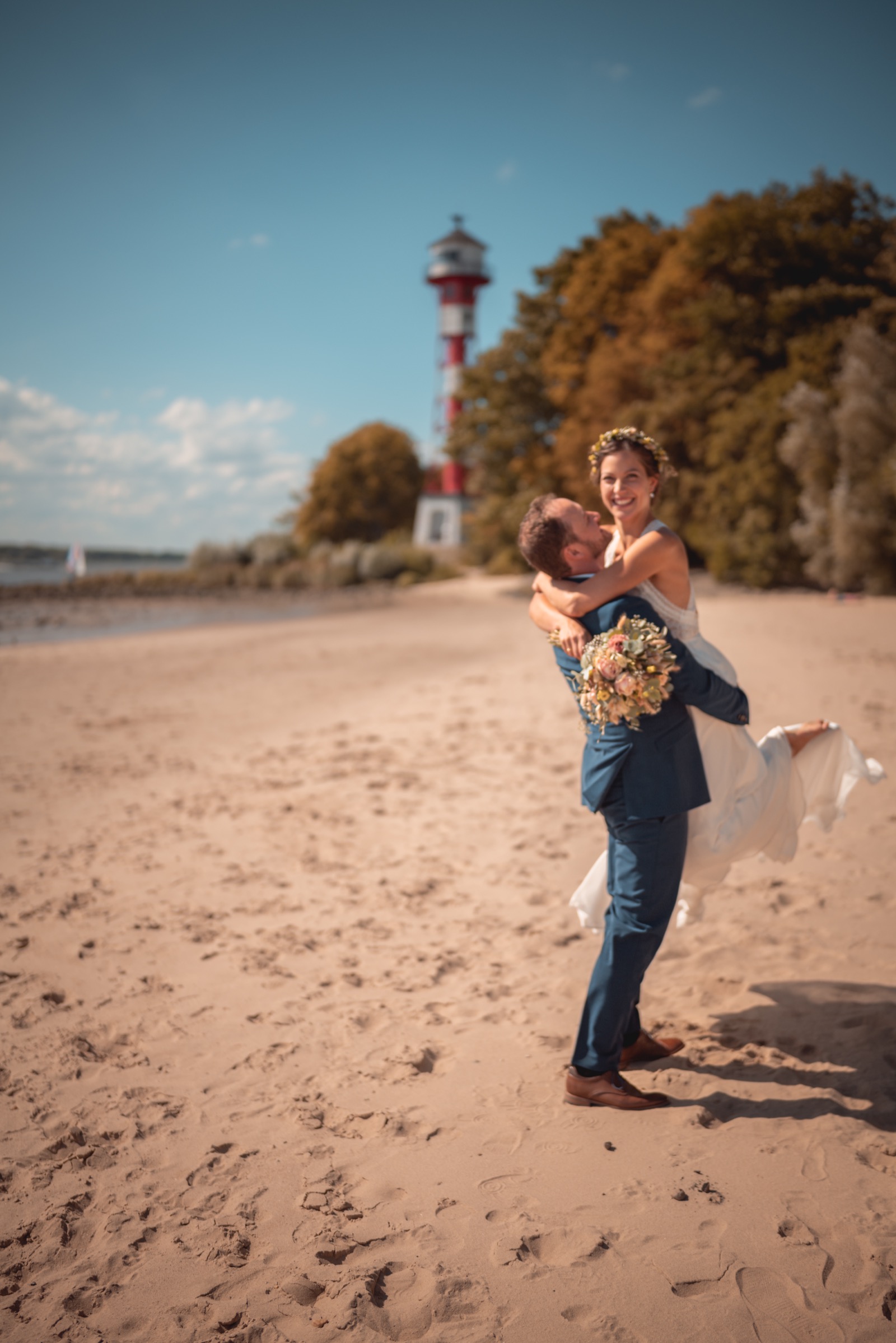 Bräutigam wirbelt die Braut durch die Luft