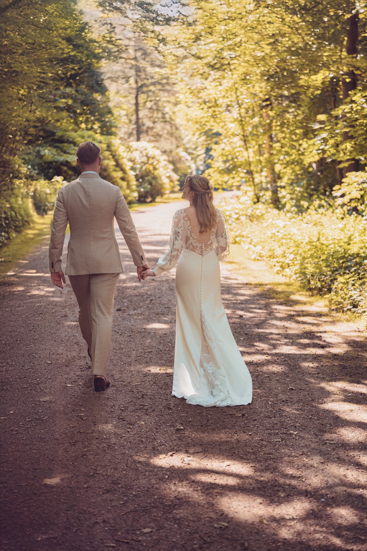 Brautpaar Spaziergang im Grünen – Hochzeitsfotografie Hamburg