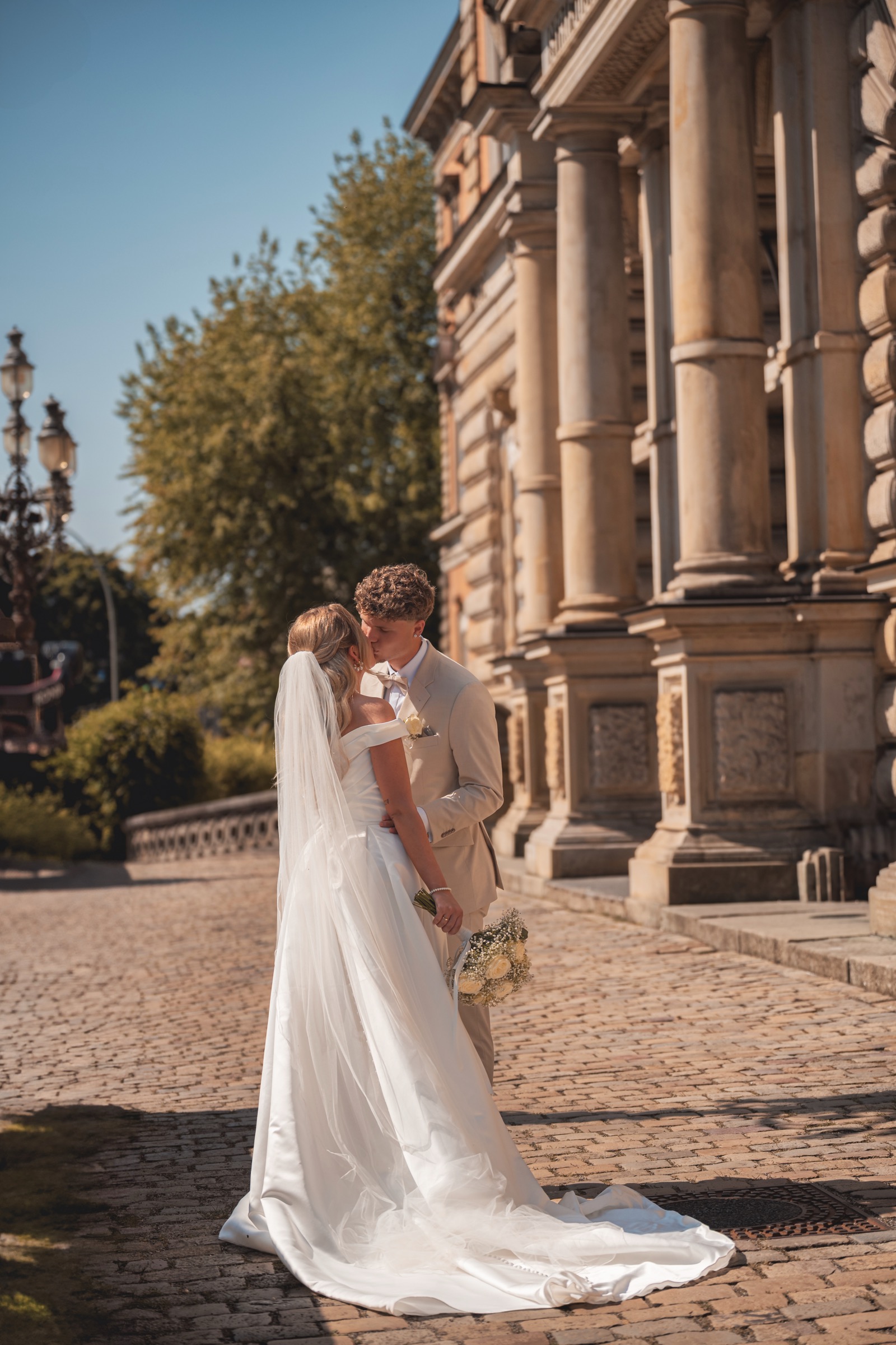 Josi und Luke – Paarportrait am Wasser