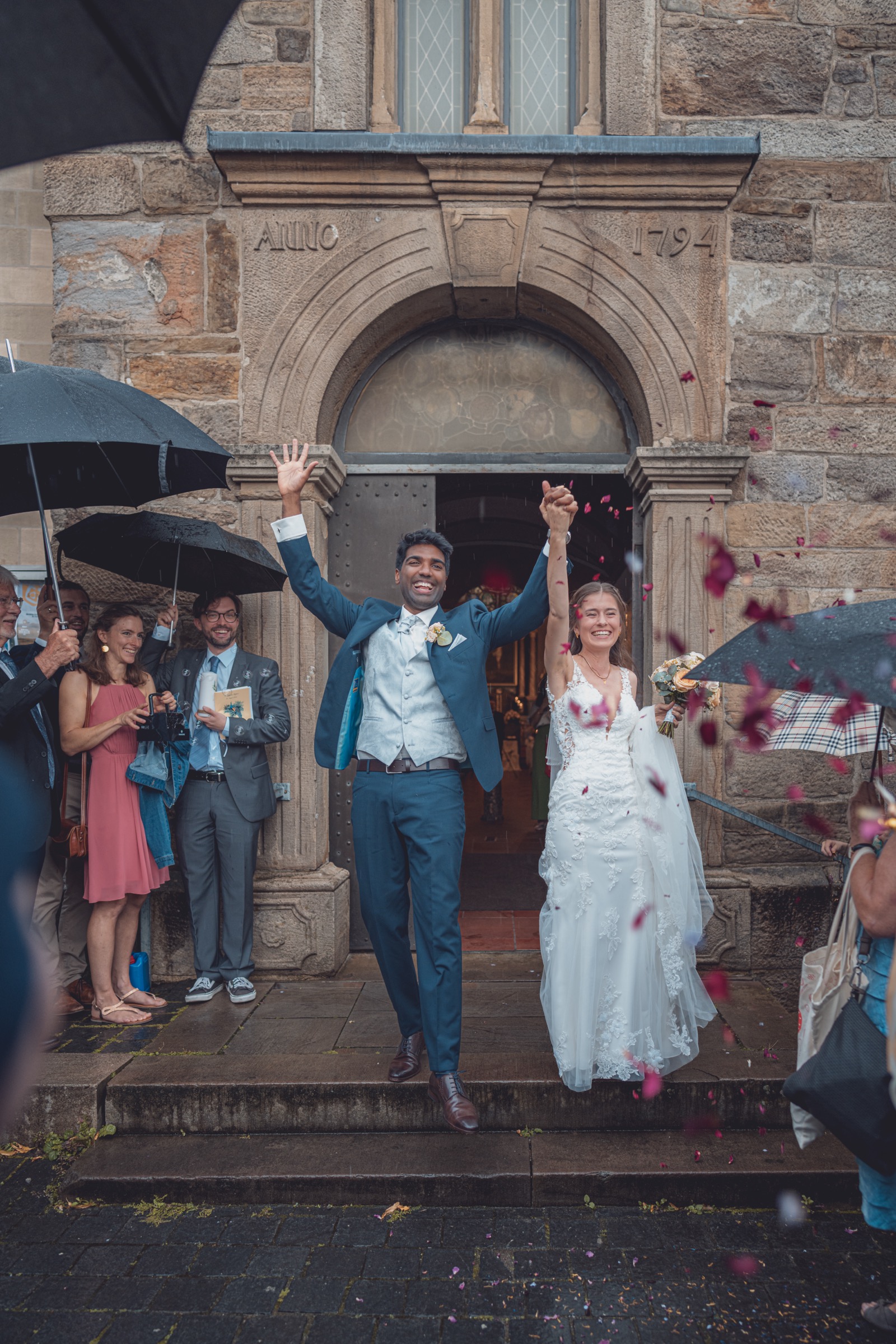 Kerstin und Santhosh – Umarmung nach der Trauung