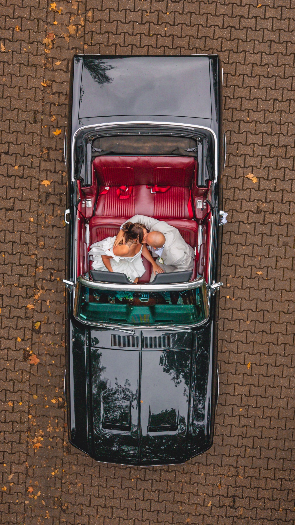 Brautpaar im Oldtimer Cabrio Drohnenaufnahme – Hochzeitsfotograf Hamburg