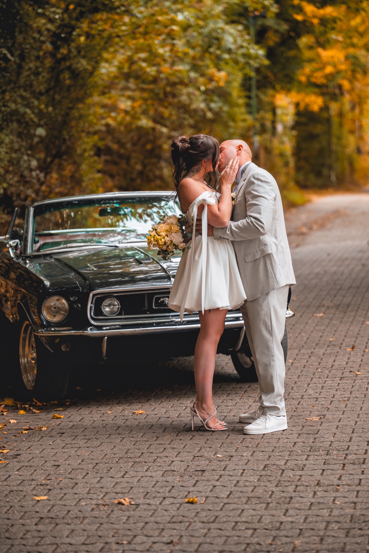 Brautpaar Kuss am Oldtimer im Herbst – Hochzeitsfotografie Hamburg