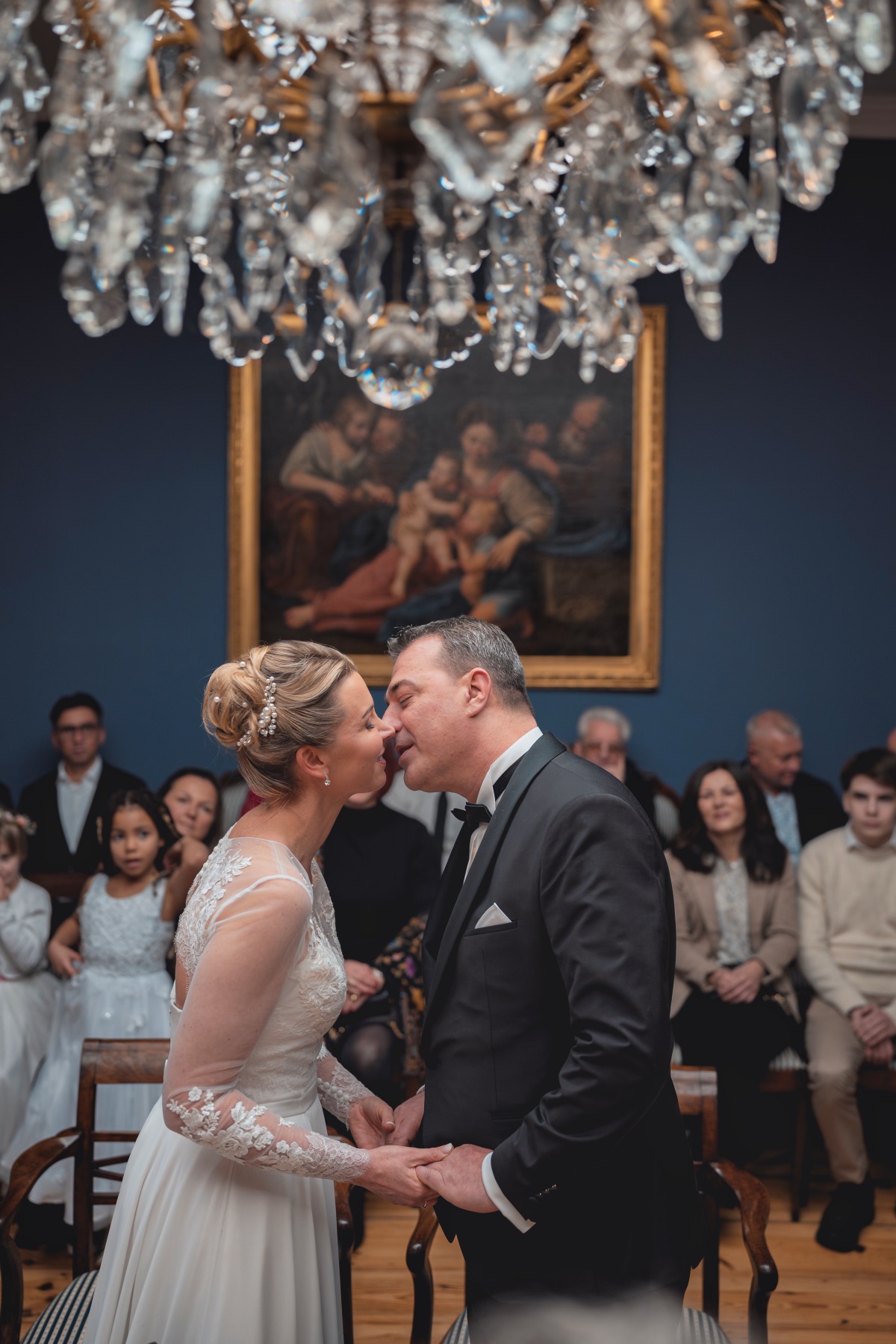 Kuss unter Kronleuchter Standesamt – Hochzeitsfotograf Hamburg