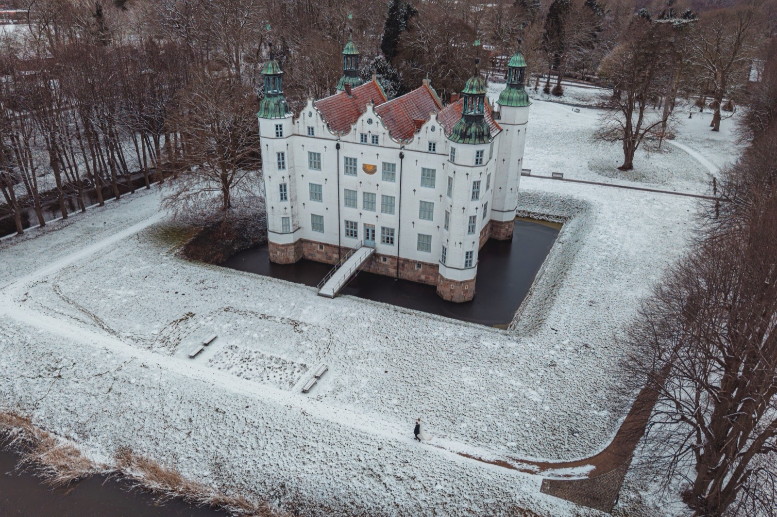 Schloss Ahrensburg im Schnee – Drohnenaufnahme Hochzeit