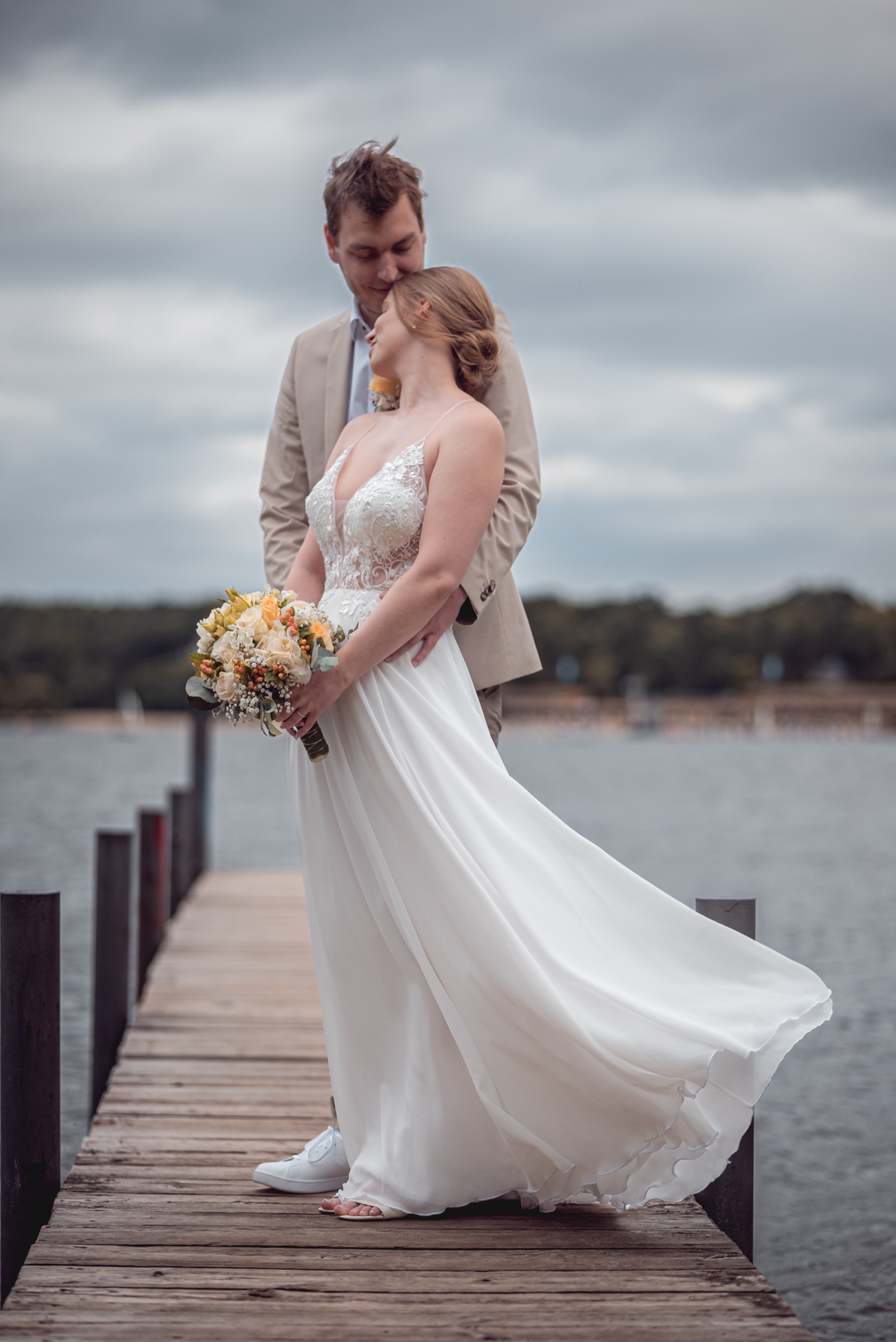 Toni und Felix – Paarfotos auf dem Steg