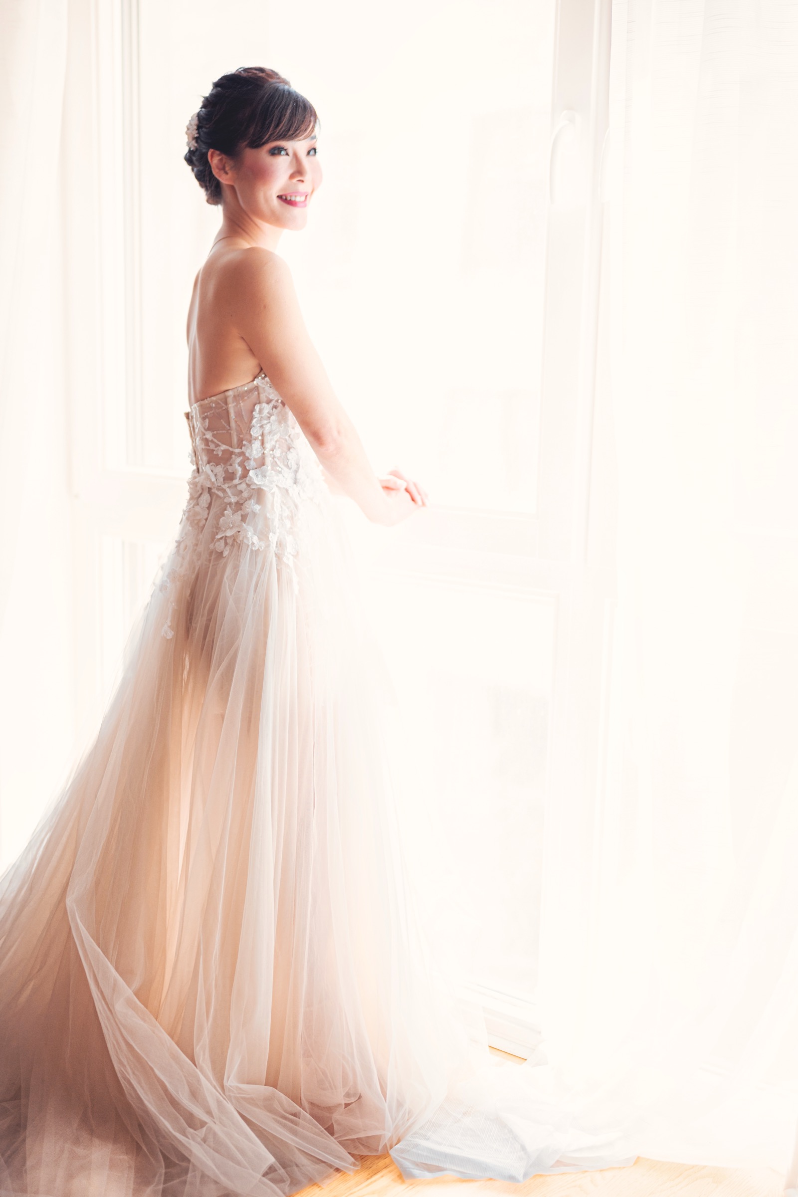 Uyangaa und Stephan – Hochzeitsfoto vor Backsteinwand