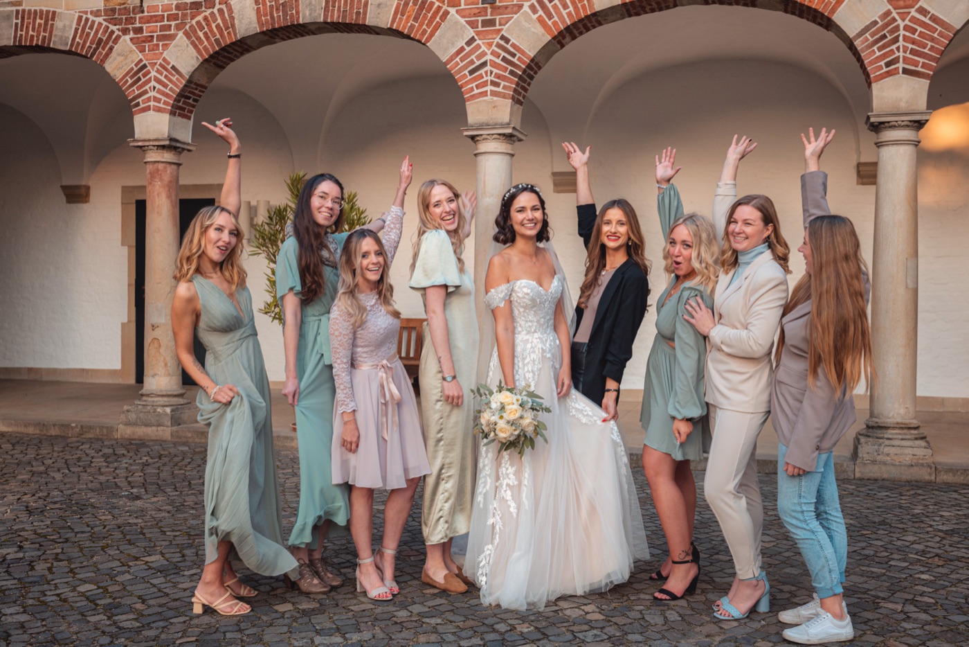 Brautpaar mit Trauzeugen und Gästen