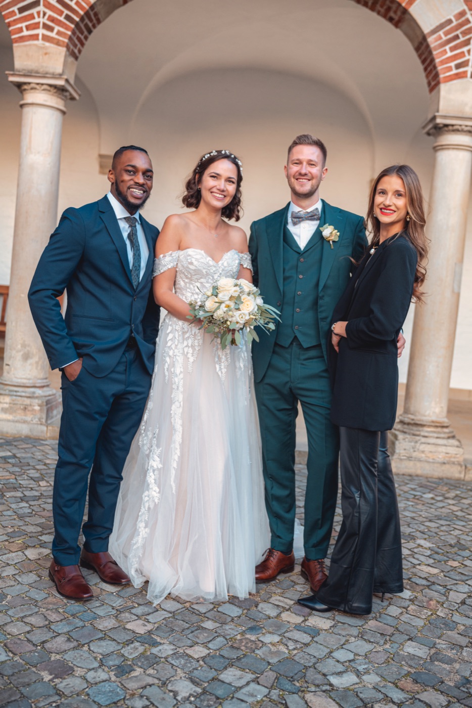 Hochzeitsgesellschaft vor dem Schloss Reinbek