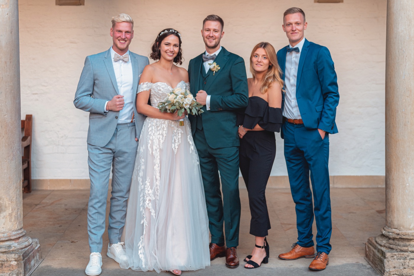 Brautpaar mit Trauzeugen und Gästen
