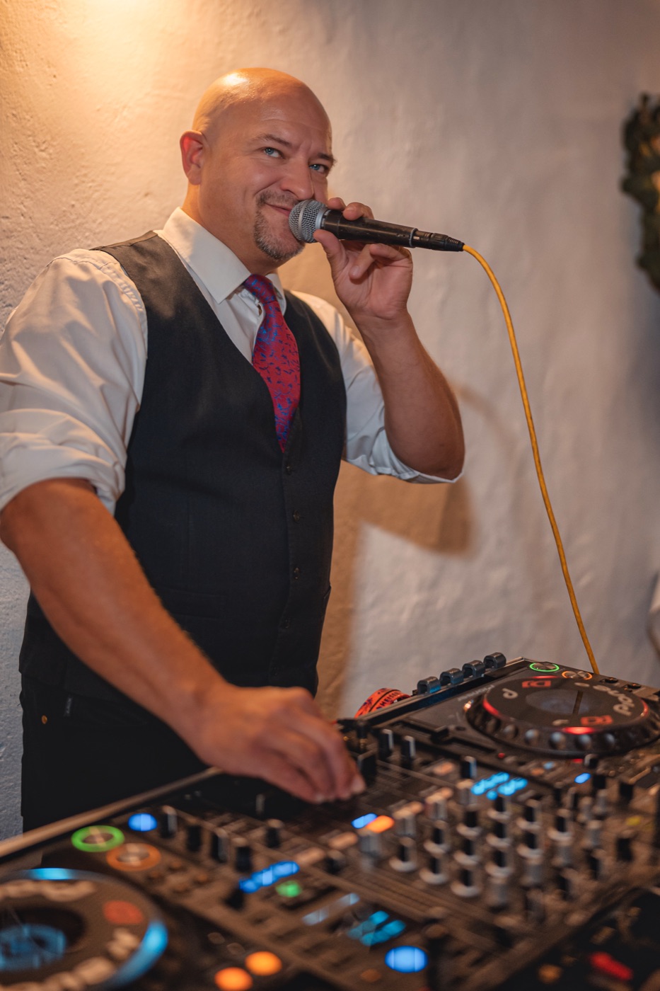 Gäste tanzen und feiern bei der Hochzeitsparty