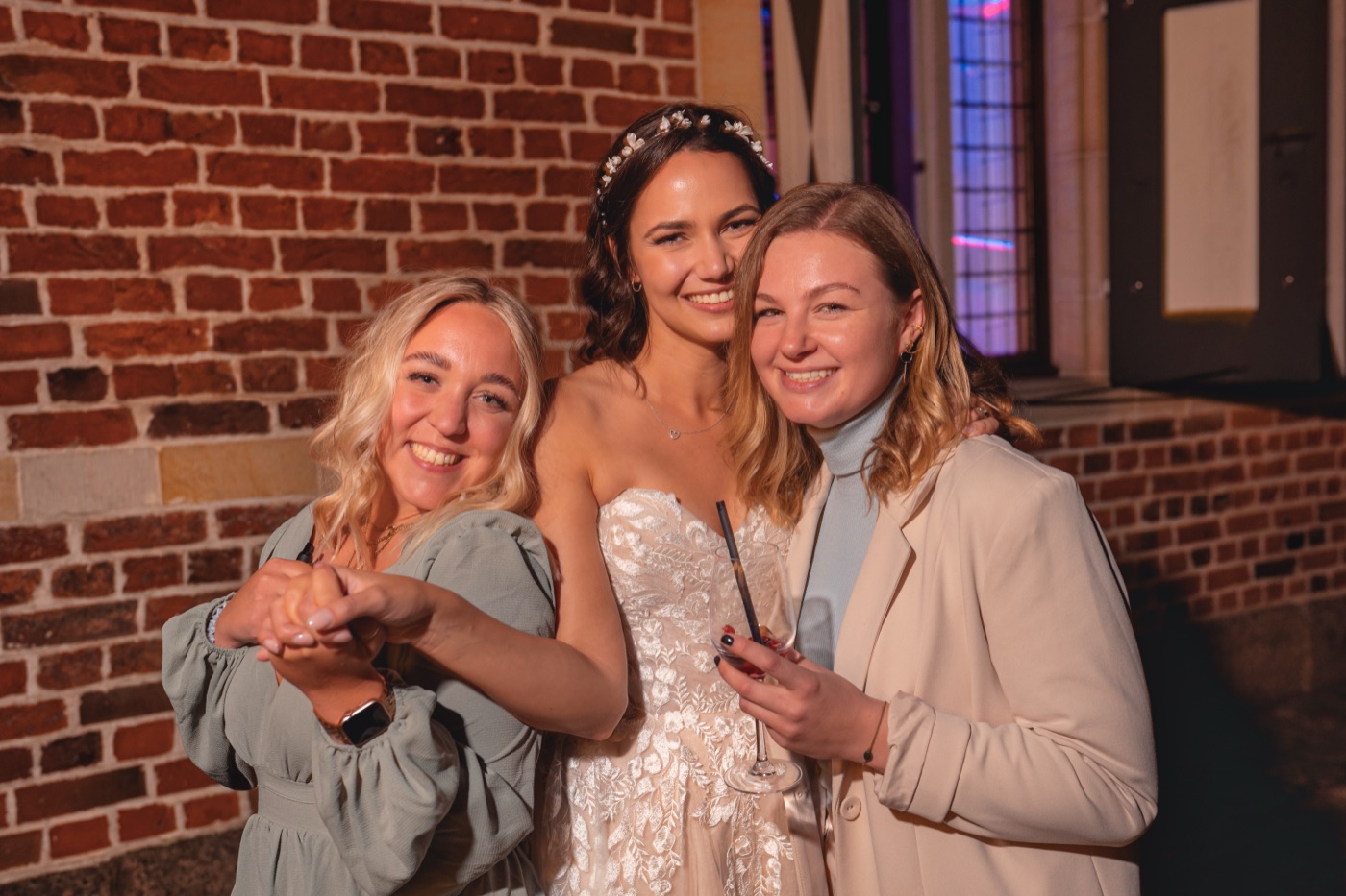 Gäste tanzen und feiern bei der Hochzeitsparty
