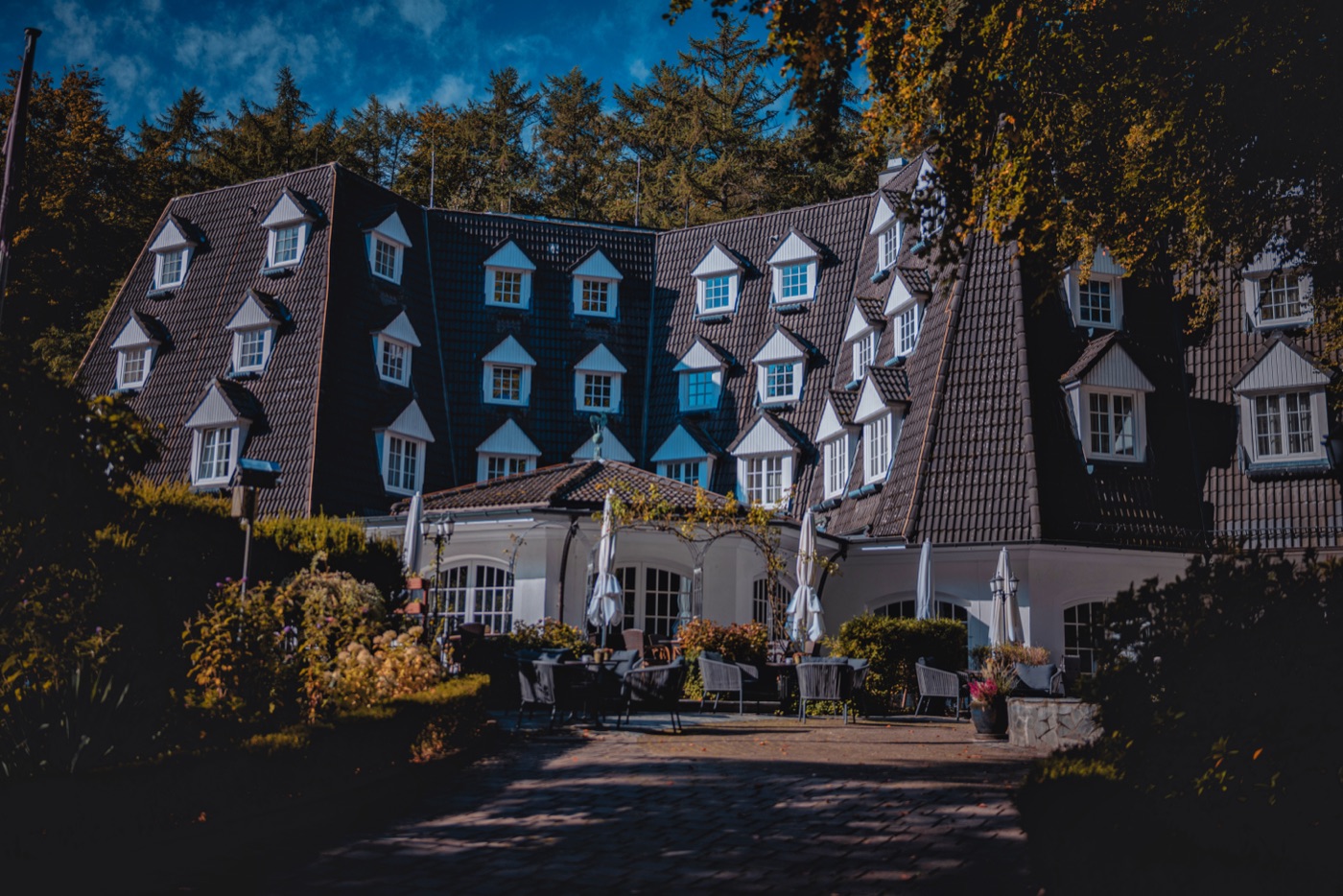 Braut beim Styling vor der Hochzeit im Schloss Reinbek
