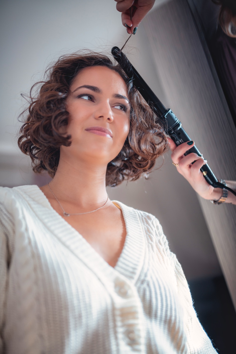 Braut beim Styling vor der Hochzeit im Schloss Reinbek