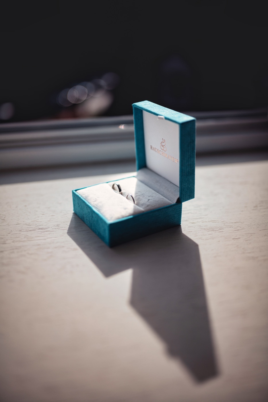 Brautkleid und Accessoires am Hochzeitsmorgen