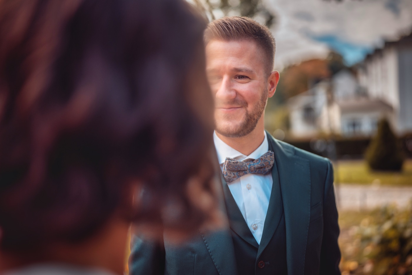 Braut beim Styling vor der Hochzeit im Schloss Reinbek