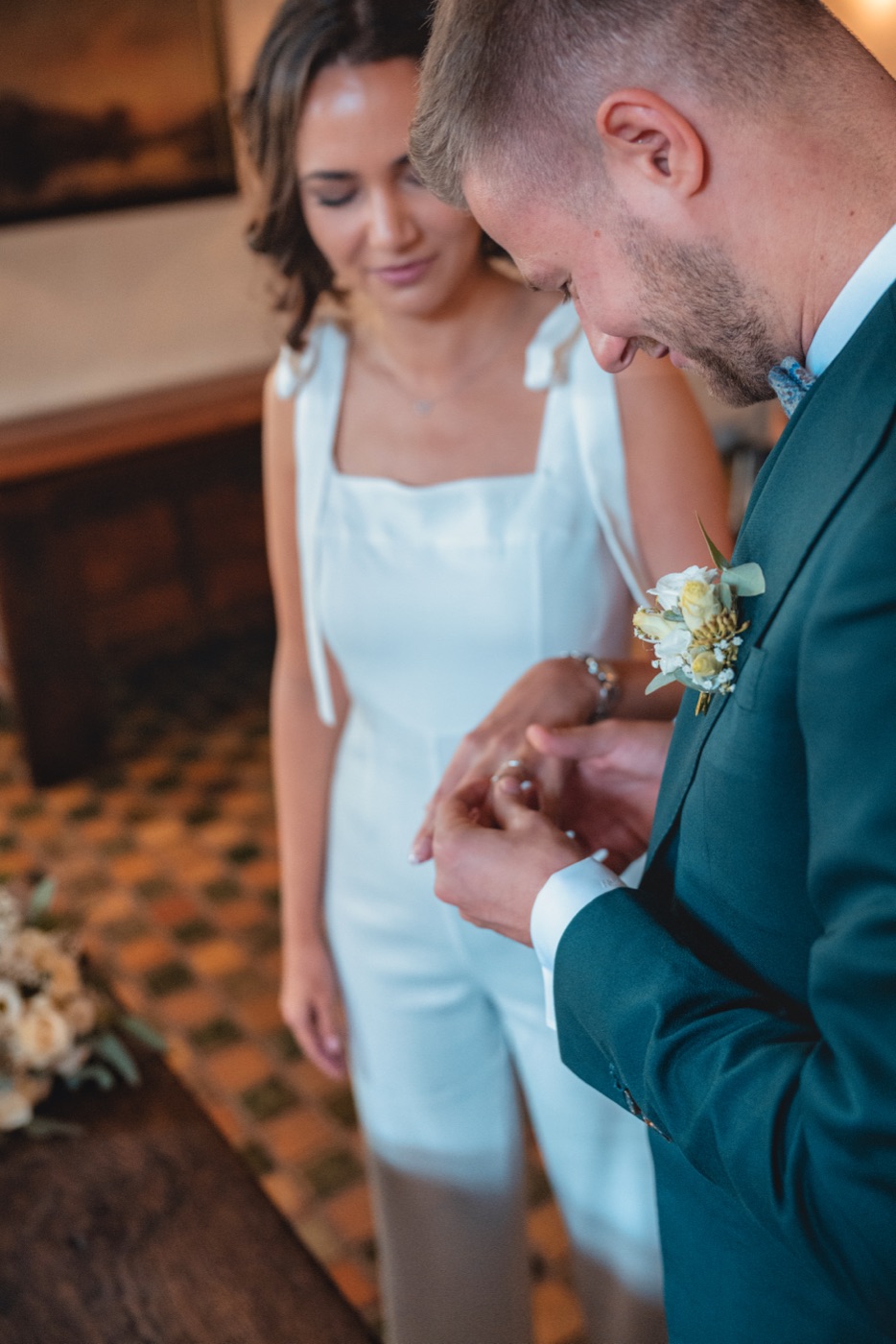 Brautpaar und Gäste während der Zeremonie im Schloss