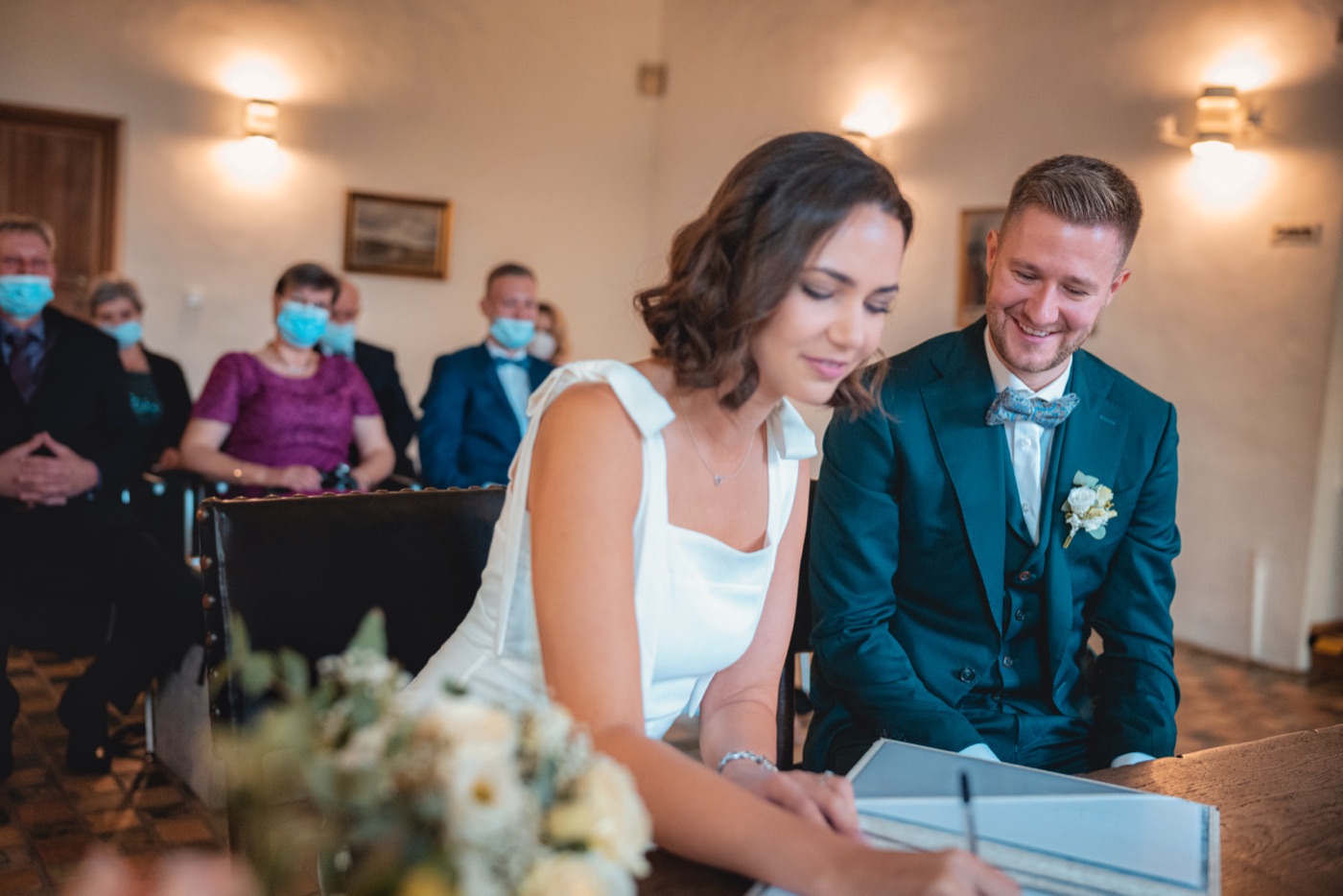 Brautpaar und Gäste während der Zeremonie im Schloss