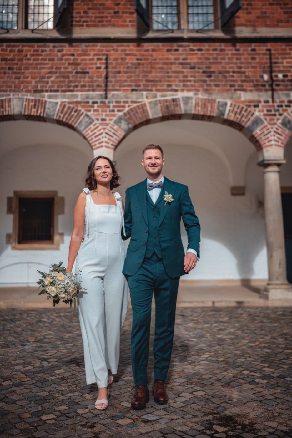 Tischdeko und Blumenarrangement der Hochzeitsfeier