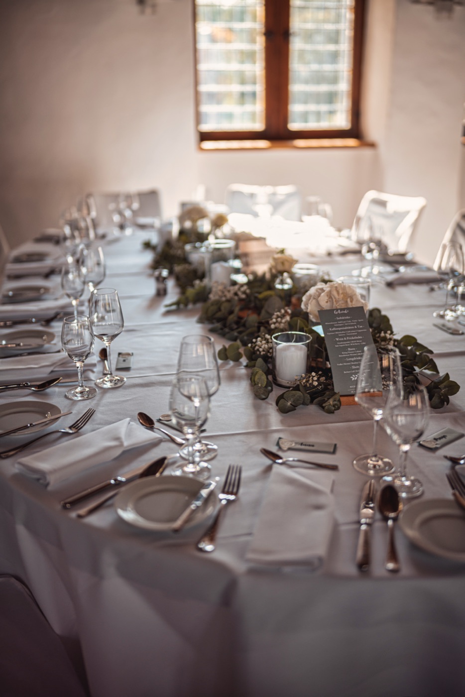 Detailaufnahmen der Hochzeit – Ringe, Einladungen, Blumen