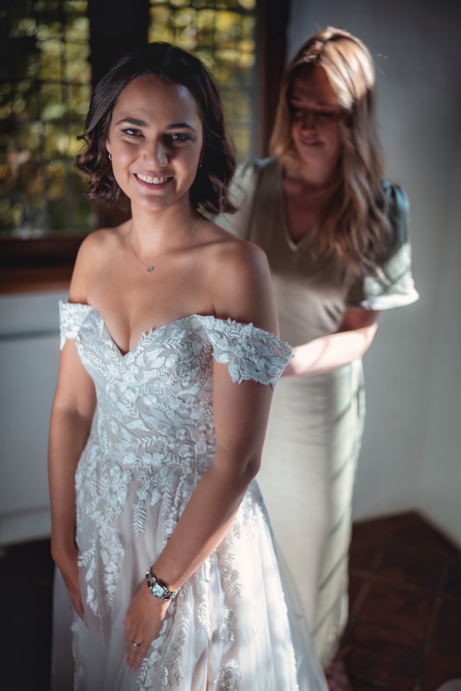 Tischdeko und Blumenarrangement der Hochzeitsfeier