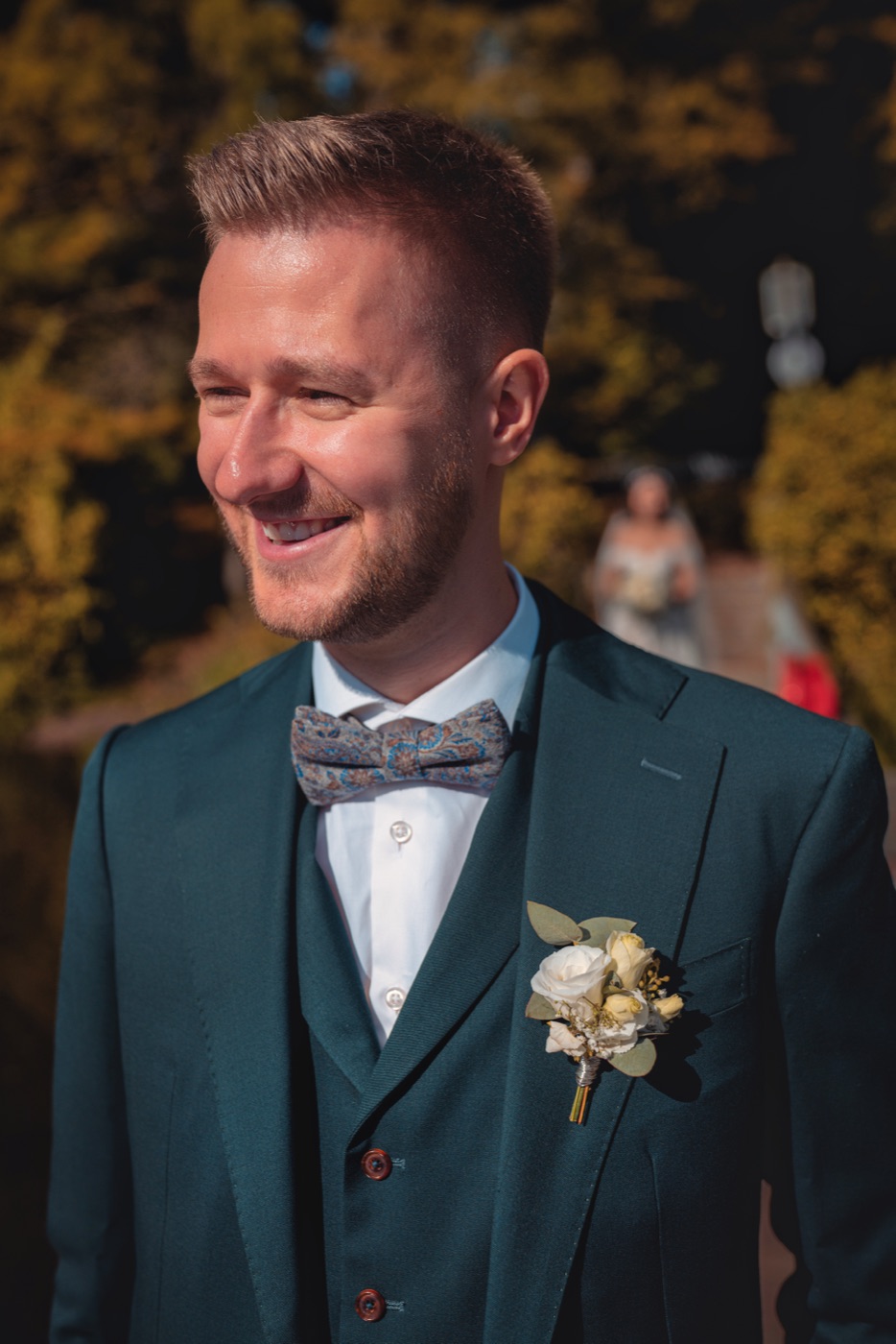 Brautpaar beim First Look im Park von Schloss Reinbek