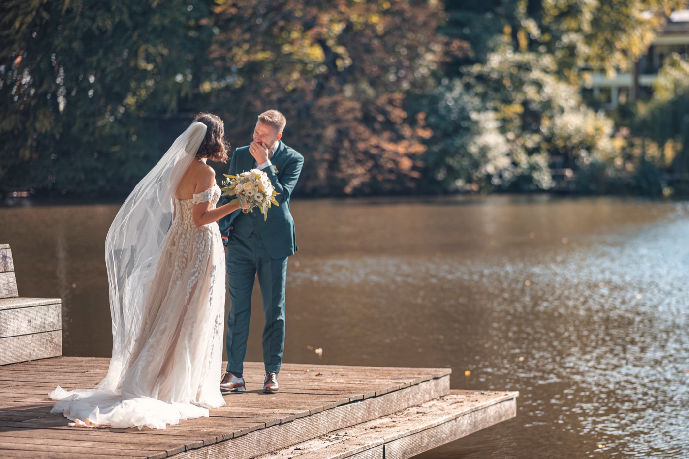Natürliche Reaktion beim ersten Sehen am Hochzeitstag