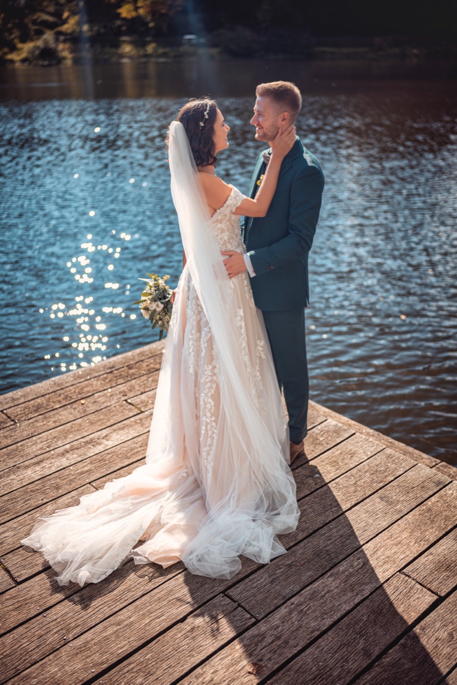 Emotionaler erster Blick des Bräutigams auf die Braut