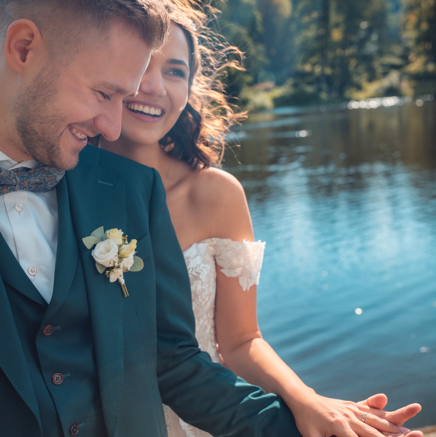 Natürliche Reaktion beim ersten Sehen am Hochzeitstag