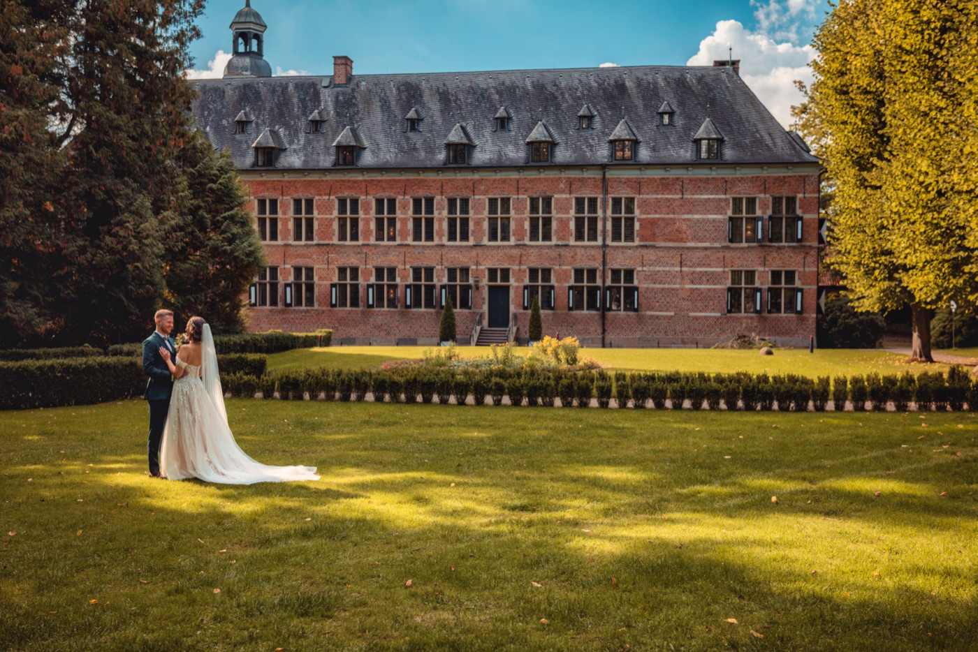 Emotionaler erster Blick des Bräutigams auf die Braut